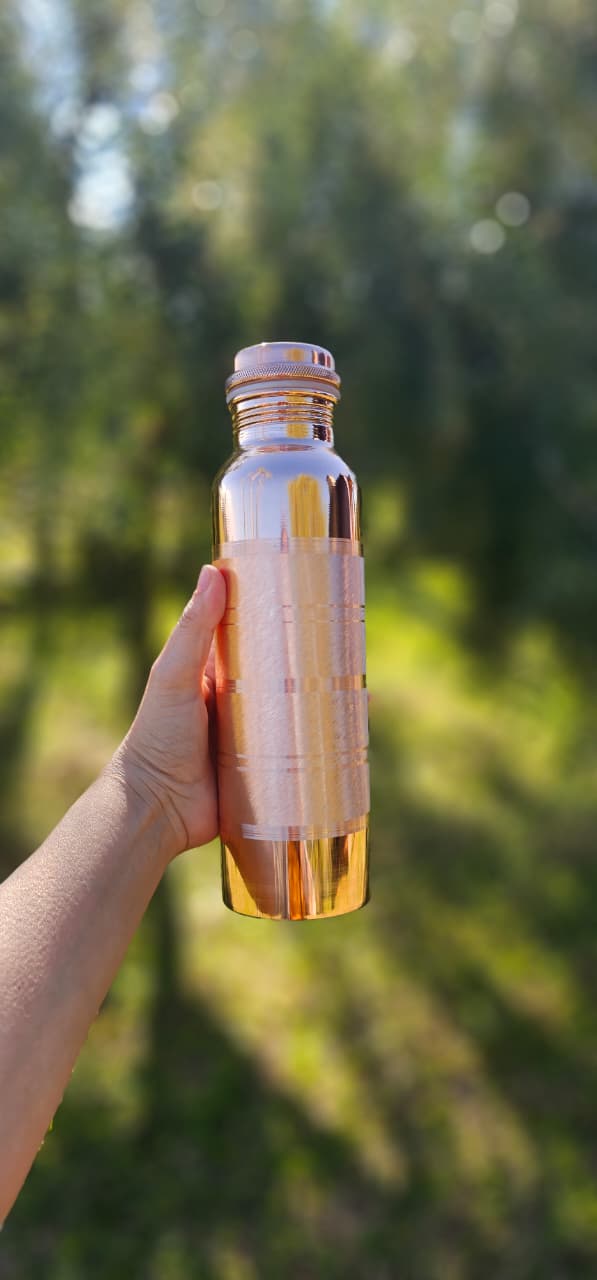 Botella de cobre con franjas en exterior
