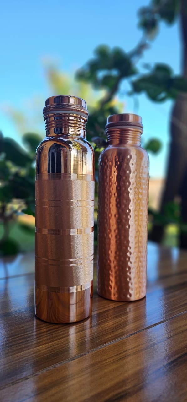 Botellas de cobre con franjas y acabado martillado