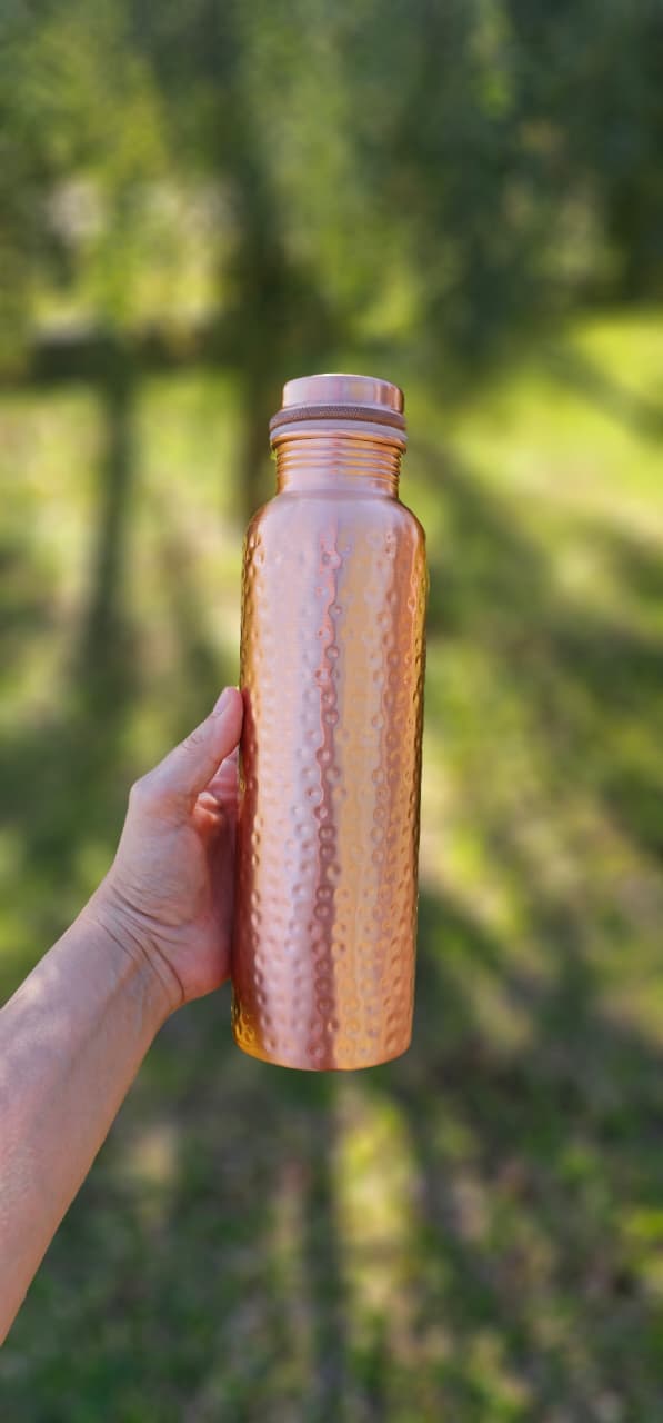 Botella de cobre martillado en exterior